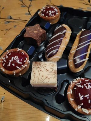 16 petits fours festifs