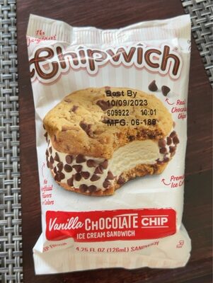 Vannilla chocolate chip ice cream sandwhich