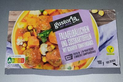 Falafelbällchen und Süsskartoffeln mit scharfer Tomatensauce