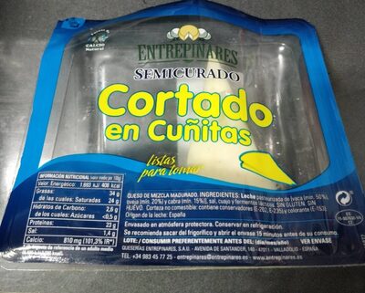 Queso semicurado cortado en cuñitas