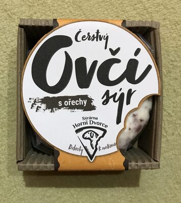 Čerstvý ovčí sýr s ořechy