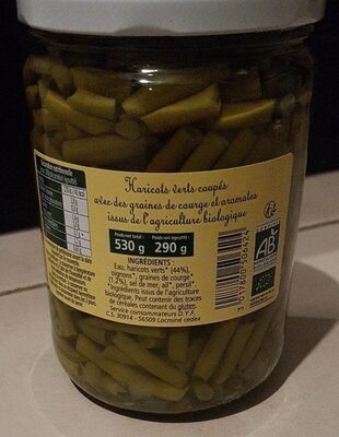 Haricots verts coupés avec des graines de courges et aromates