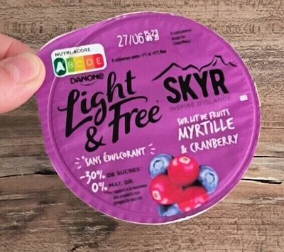 Skyr sur lit de fruits myrtille et cranberry