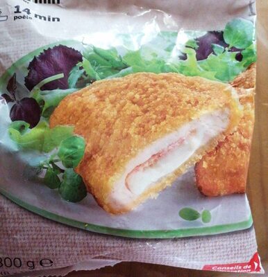 Viande de poulet, garnie au jambon de dinde et au fromage fondu, panée, cuite et surgelé