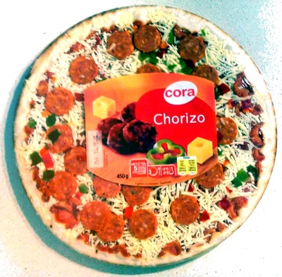 Pizza garnie de chorizo précuit et de poivrons