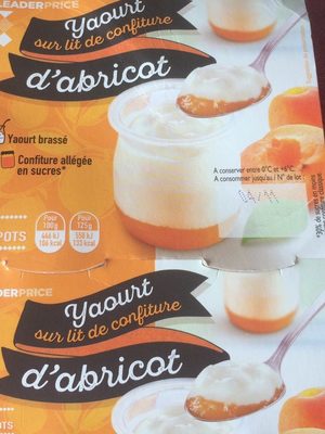 Yaourt sur lit de confiture d'abricot