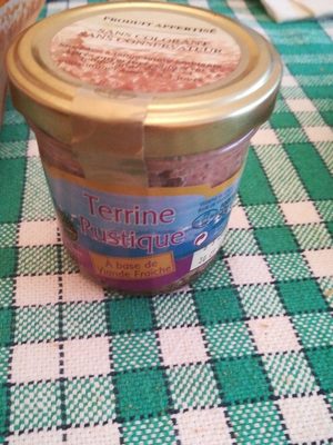 Terrine rustique à la base de viande fraiche
