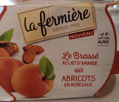 Le brassé au lait d'amande sur abricots en morceaux.