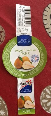 Yaourt nature sucré sur lit de fruits, aromatisé.