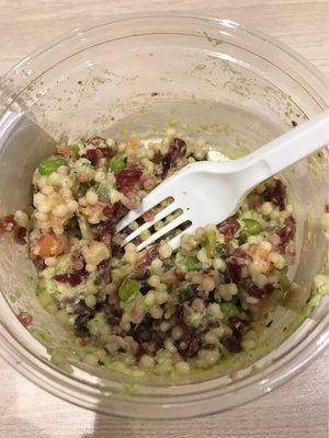 Salade de perles, légumes verts et saumon fumé