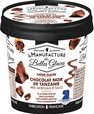 Crème glacée au chocolat noir de Tanzanie avec morceaux de chocolat et sauce au chocolat