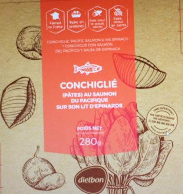 Conchiglié (Pâtes) au saumon du Pacifique sur son lit d'épinards.