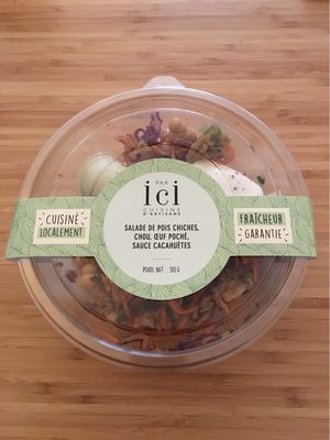 Salade de pois chiches, chou, oeuf poché, sauce cacahuètes