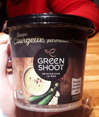 Soupe de courgettes, parmesan, noisettes