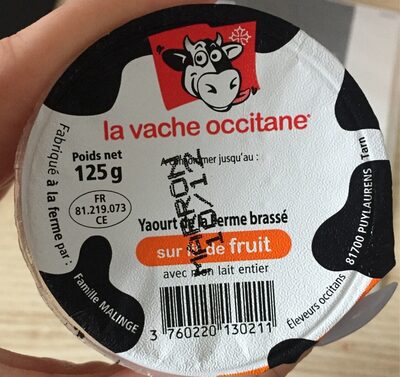Yaourt de la ferme brassé sur lit de fruit