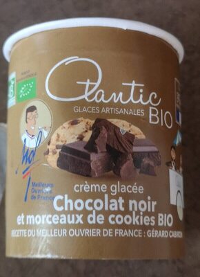 Crème glacée au chocolat noir et morceaux de cookies bio