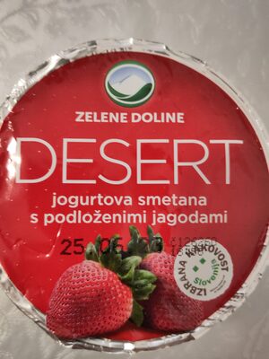 desert jogurtova Smetana s posloženim jagodami