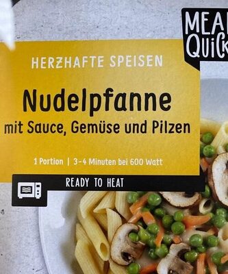 Nudelpfanne mit Sauce, Gemüse und Pilzen