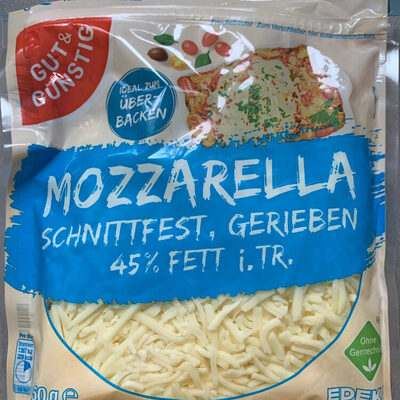 Mozzarella gerieben