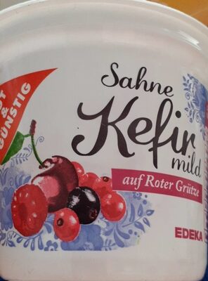 Sahne l-Kefir auf Roter Grütze
