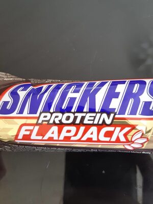 Barre à l'avoine riche en protéines avec une couche de caramel et arachides enrobées de chocolat au lait