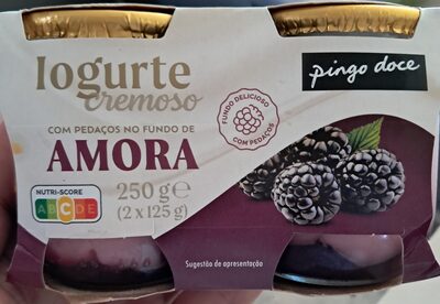 Iogurte cremoso com Pedaços no Fundo de Amora