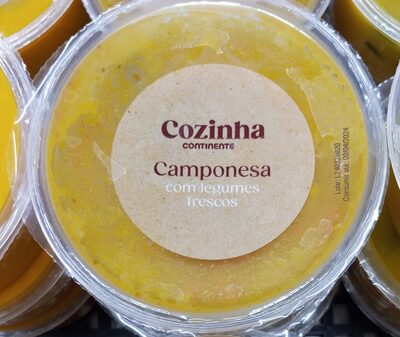 Camponesa com legumes frescos