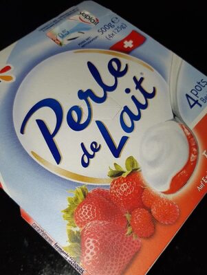 Perle de lait sur lit de fraise