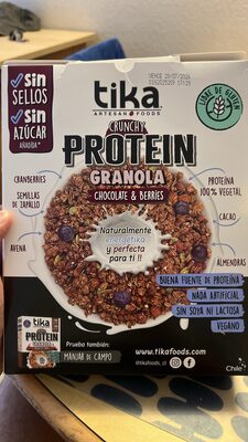 CRUNCHY PROTEIN GRANOLA CHOCOLATE & BERRIES