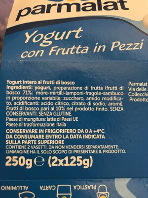 yogurt con frutta in pezzi