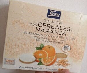 Galleta con cereales y naranja semibañada en chocolate blanco