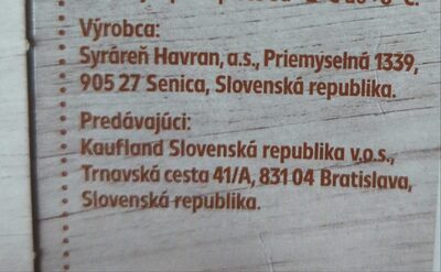 Syr s bielou plesňou na povrchu