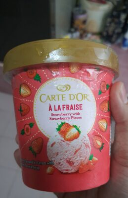 ไอศกรีมดัดแปลงรสสตอเบอร์รี่ผสมชิ้นสตอเบอร์รี่ในน้ำเชื่อม