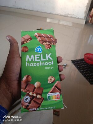 ch MELK hazelnoot 200 ge NUTRI-SCORE AB E