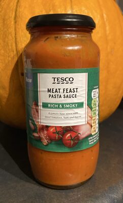 TESCO MEAT FEAST PASTA SAUCE RICH & SMOKY A tomato