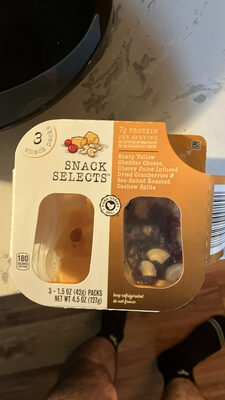 Sharp Yellow Cheddar Cheese, Cherry Juice-Infused Dried Cranberries & Sea-Salted Roasted Cashew Splits