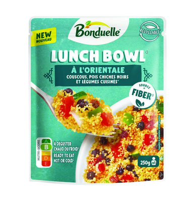 Lunch bowl à l'orientale avec couscous pois chiches et légumes cuisinés